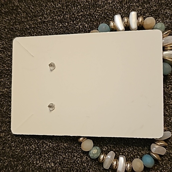 Cute 😍 Earrings - Picture 2 of 2